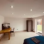 Large And Comfy Studio Flat C Near Heathrow