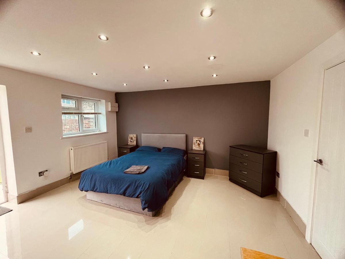 Large And Comfy Flat C Near Heathrow Apartment