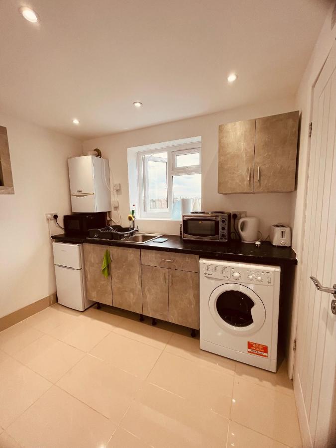 Large And Comfy Flat C Near Heathrow Apartment *