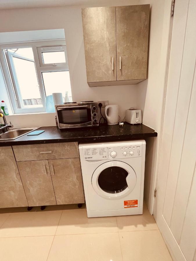 Large And Comfy Flat C Near Heathrow