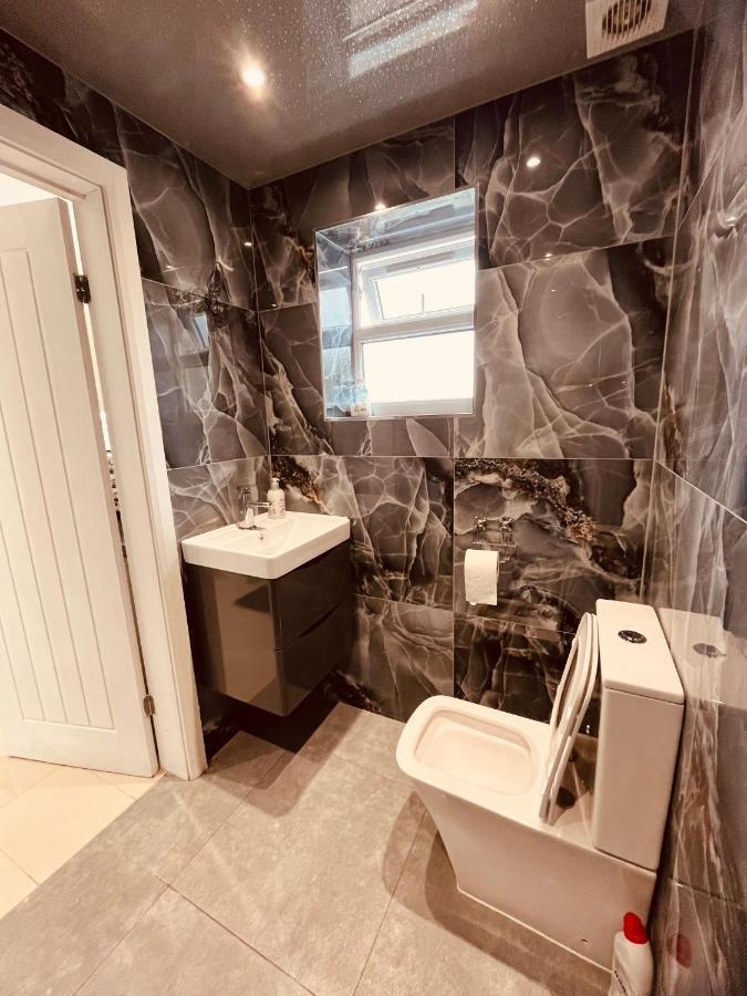 Large And Comfy Flat C Near Heathrow Apartment