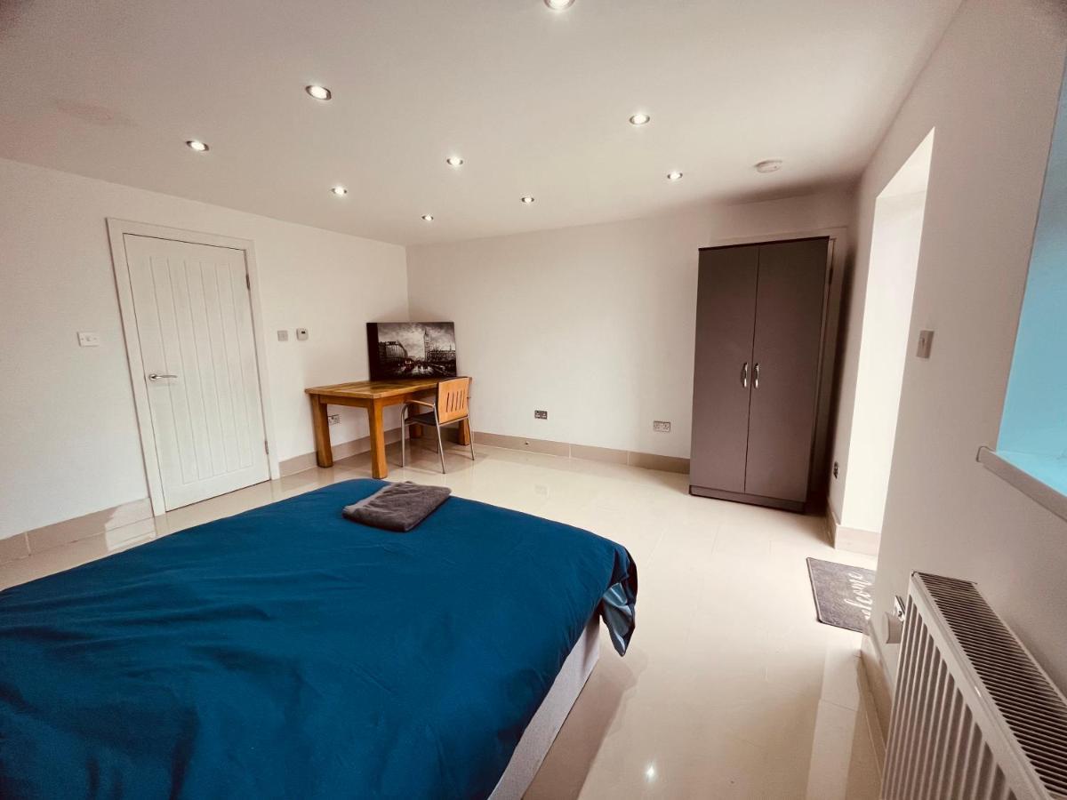 Large And Comfy Flat C Near Heathrow