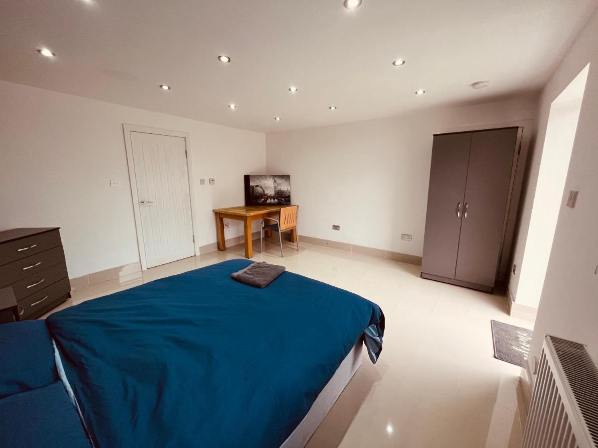 Large And Comfy Flat C Near Heathrow Apartment
